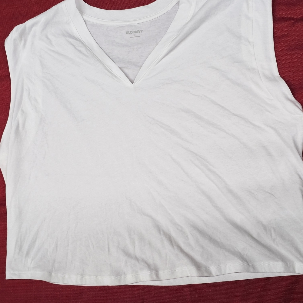 Old Navy Women's White V-Neck Crop Top.‎ Size 2XL